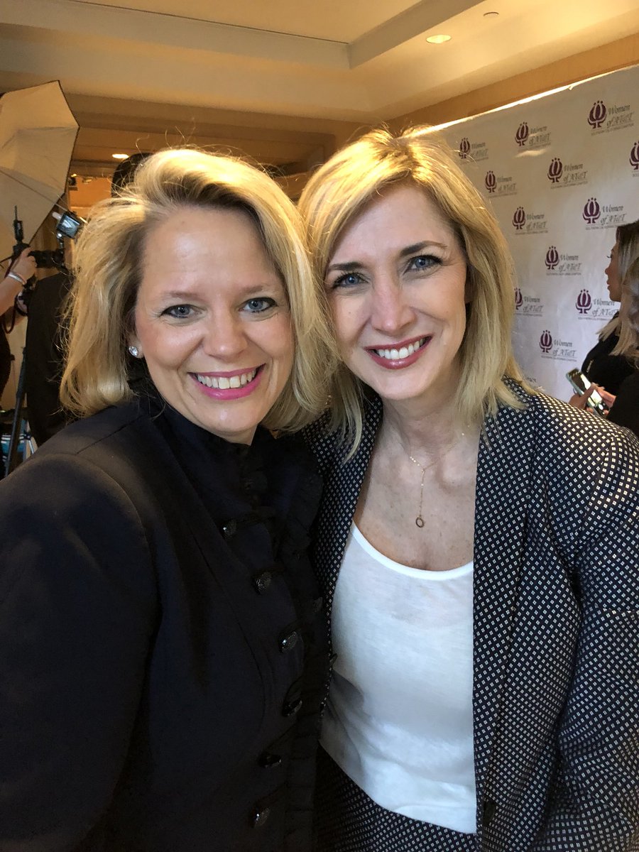 caroline_leach's tweet photo. @WomenofATTSoCal #leadership lunch off to an amazing start!

#ValVargas #KimberlyHatten 
@NormNixon @JaceBarbin 
#WomenofATTSoCal #LifeatATT #attemployee #genderequality https://t.co/bgAuAi8kAk