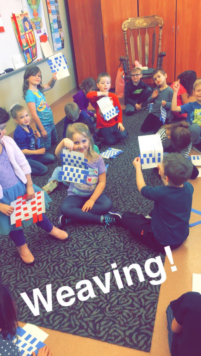 MissartLES's tweet photo. Weaving with kindergarten! A lesson on patience. https://t.co/6Ecnt1bwzr