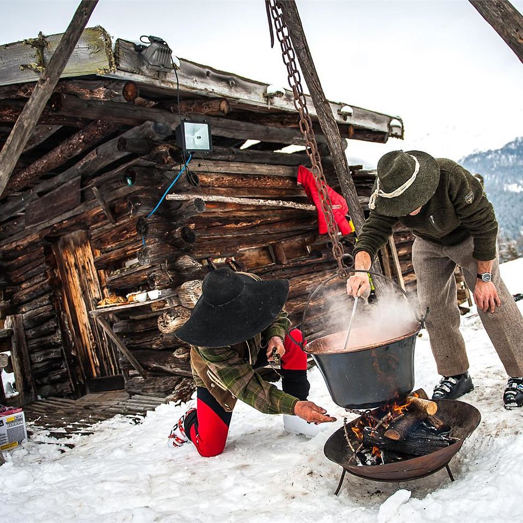 suedtirol_info's tweet photo. Schworzplentene Kneidl oder Schöpsernes vom Ultner Schaf - Vergessene Rezepte wieder zum Leben erweckt, rustikaler Genuss direkt im im Skigebiet Schwemmalm @MeranerLand
https://t.co/DrlBisOLlB https://t.co/OM0nyVN9bL