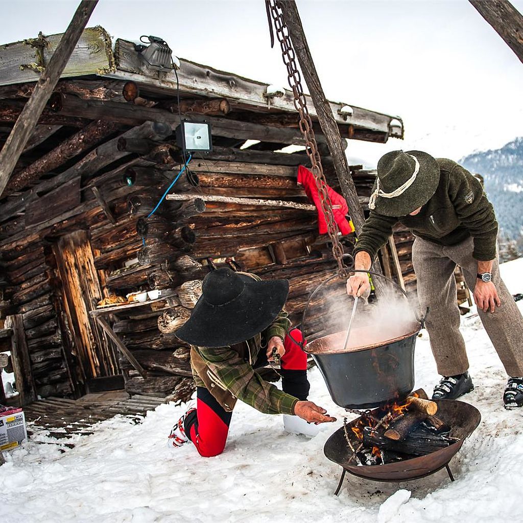 Schworzplentene Kneidl oder Schöpsernes vom Ultner Schaf - Vergessene Rezepte wieder zum Leben erweckt, rustikaler Genuss direkt im im Skigebiet Schwemmalm @MeranerLand merano-suedtirol.it/de/ultental/ve…