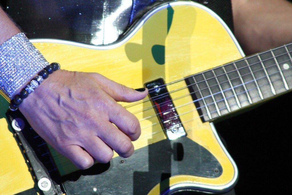 SᗩᑎTI tweet media