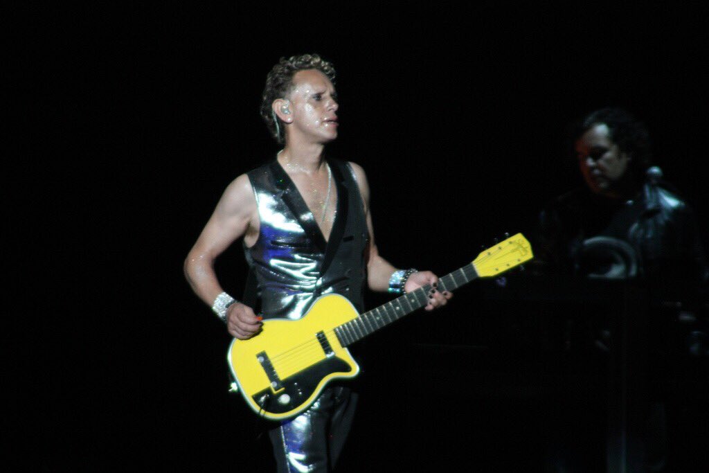 SᗩᑎTI tweet media