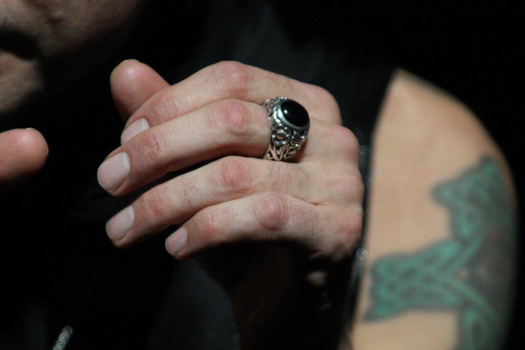 SᗩᑎTI tweet media