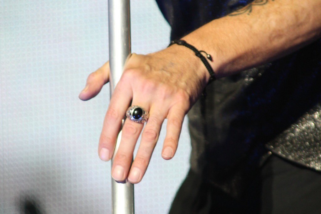 SᗩᑎTI tweet media