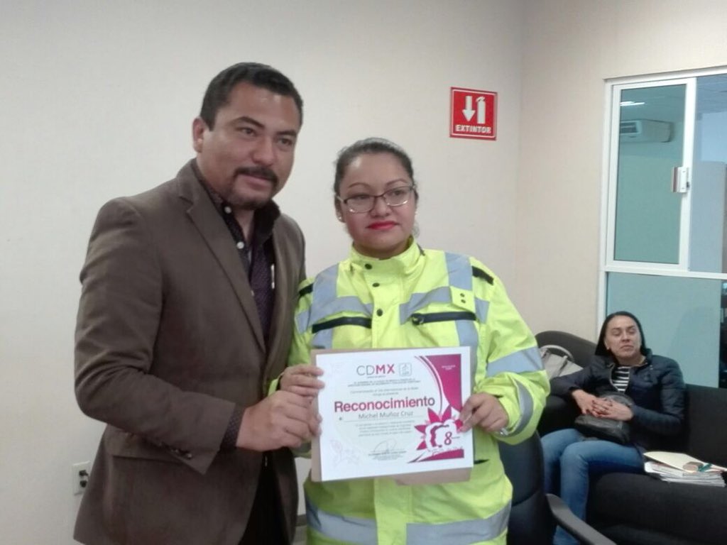 Continuamos con entrega de reconocimientos a compañeras funcionarias en el Gabinete de Seguridad Pública y Procuración de Justicia en la delegación Miguel Hidalgo.  #DíaDeLaMujerCDMX
