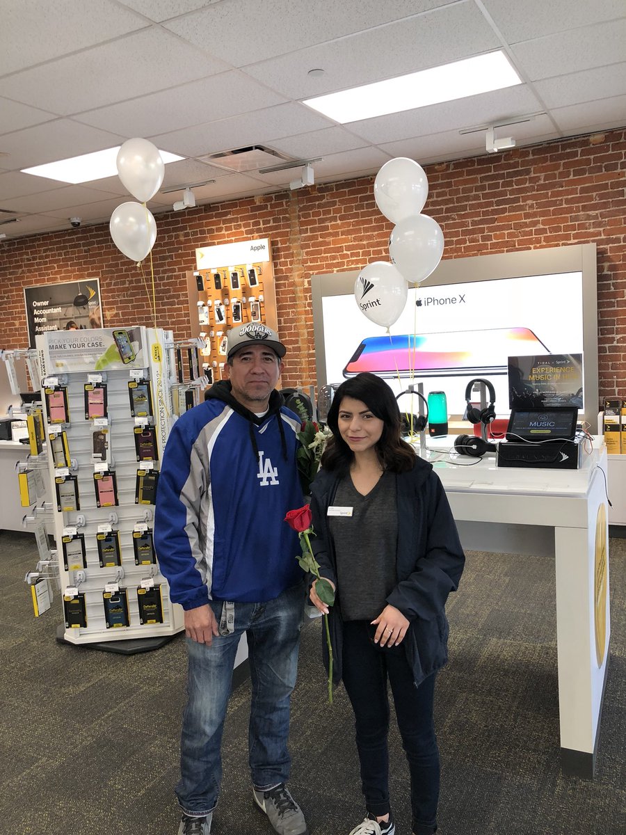 DtlaSprint's tweet photo. Friday starting up at Downtown and Customer’s are loving our customer service!!! #WorksForMe #DTLA #Sprint @bbb13x @leonc626LA https://t.co/UMtnIkUJOb