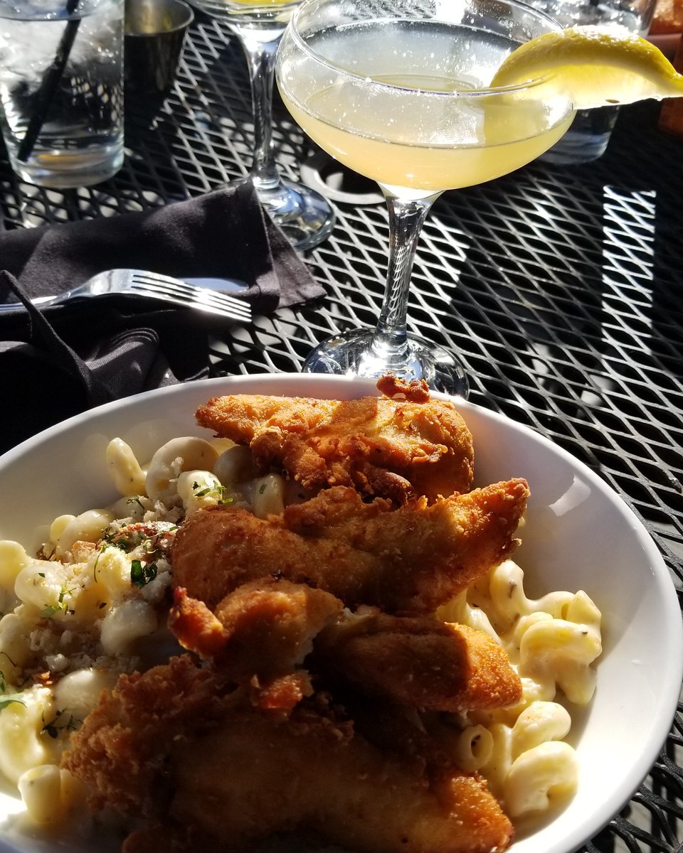 the1411dotcom's tweet photo. What a beautiful day in #Houston! Time to enjoy a bit of @MAXSWineDive
#houstonviews #originals #delicious #FoodieFriday https://t.co/vTZVqwu48n