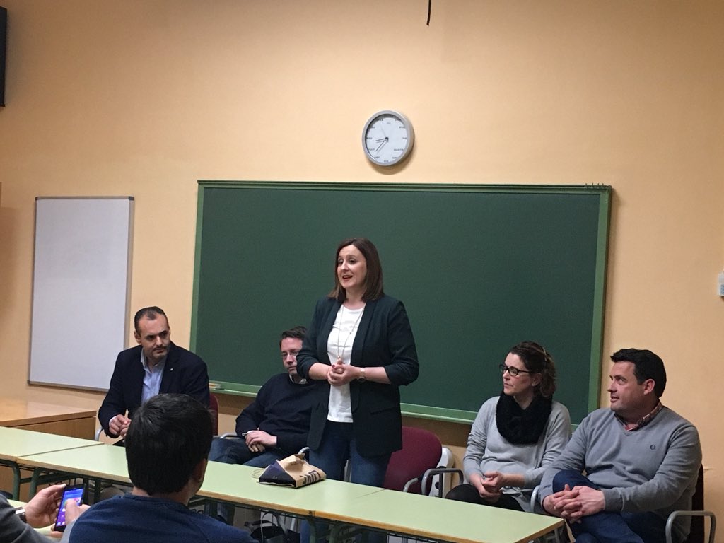 PPOntinyent's tweet photo. Comarcal de @pp_vall amb la presència de @mjosecatala per parlar de plurilingüisme i els problemes que ens afecten als pobles https://t.co/9r03B3ZI4b