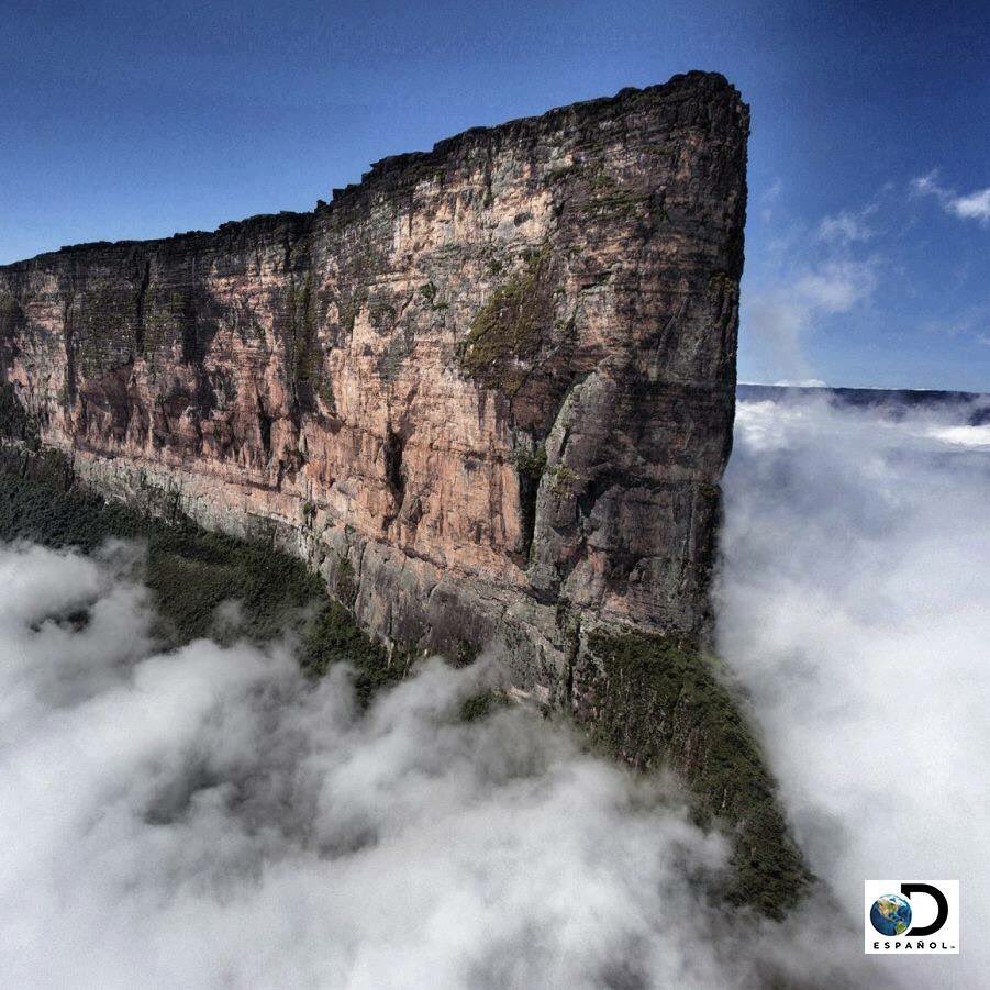 El monte Roraima, en Venezuela, es el punto más alto de la cadena de mesetas tepuyes y una de las formaciones geológicas más antiguas de la Tierra: se originó hace 2 mil millones de años.