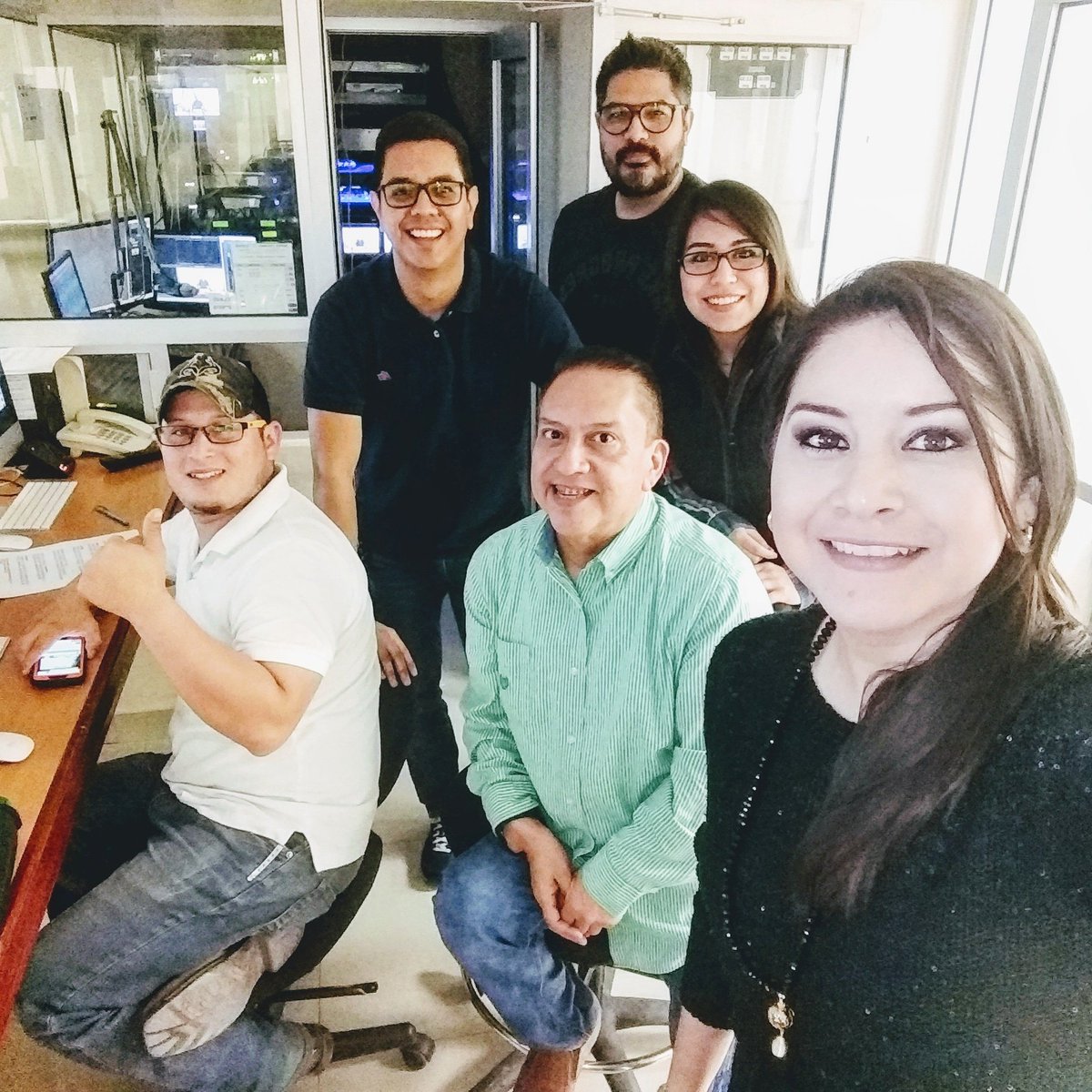 dannielmacias's tweet photo. Compañeros de Máster y Edición Noticias Super Channel 12 https://t.co/KkEmKP99cA