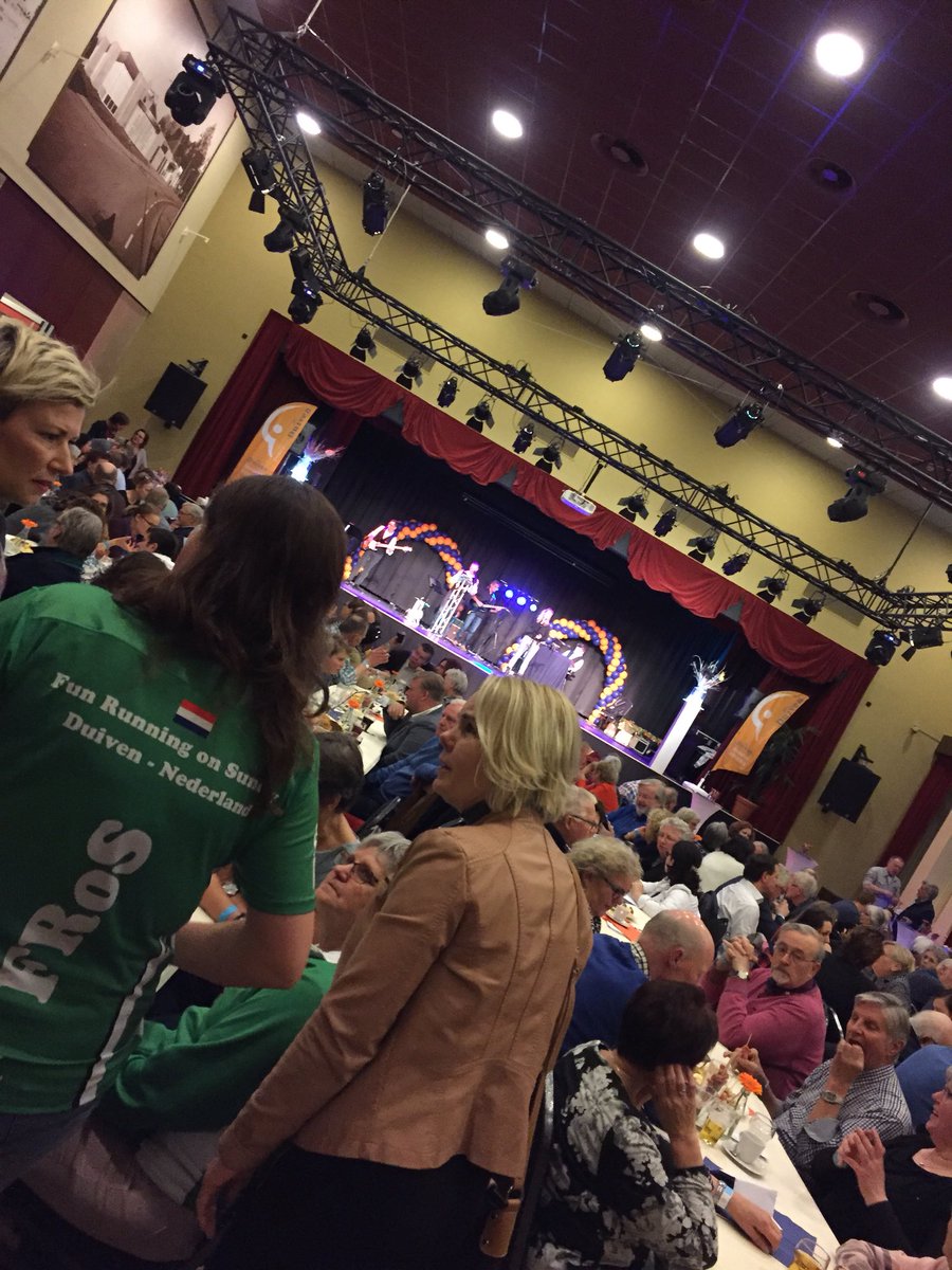 TonnyHeymen's tweet photo. Grote opkomst (genomineerde) vrijwilligers voor de Vrijwilligersprijs 2017 in de @deogtent @LUitdaging https://t.co/2k8xWAUdj0