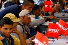 SomosAPCNE09's tweet photo. Puntos rojos se mantienen activos en todo el país para proceso de carnetización del PSUV https://t.co/6cs6HLncij https://t.co/SFkKUD04MX