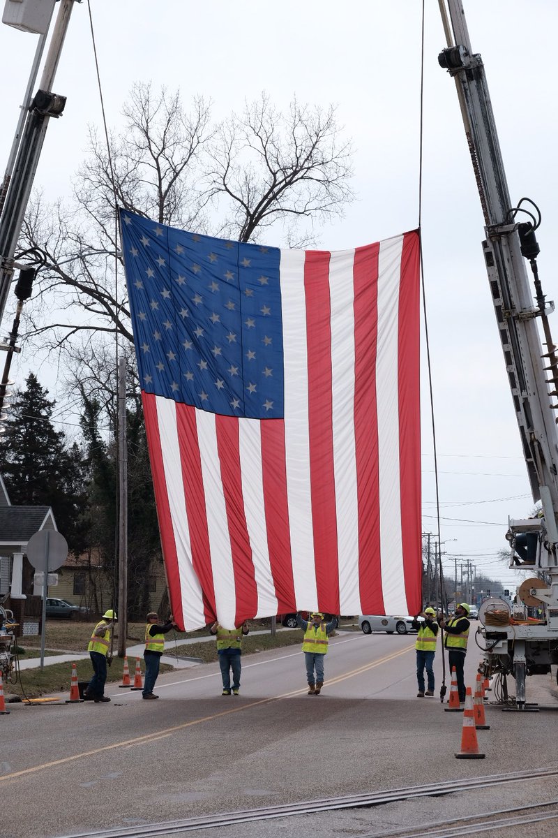 ron_busse's tweet photo. The community of #Clinton #Missouri lined the streets to honor fallen Officer #RyanMorton during this morning’s procession. @41actionnews https://t.co/TttjrWYQQ9