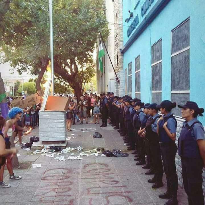 Argengchogau's tweet photo. #RíoNegro Ayer 
Las #FemiTruchas atacando a agentes femeninas.Les arrojaron tierra, toallas femeninas  insultos y  hasta escupidas y todo lo q  puedan imaginar.
 Ellas las q piden igualdad y respeto. https://t.co/zYezdVpDRM