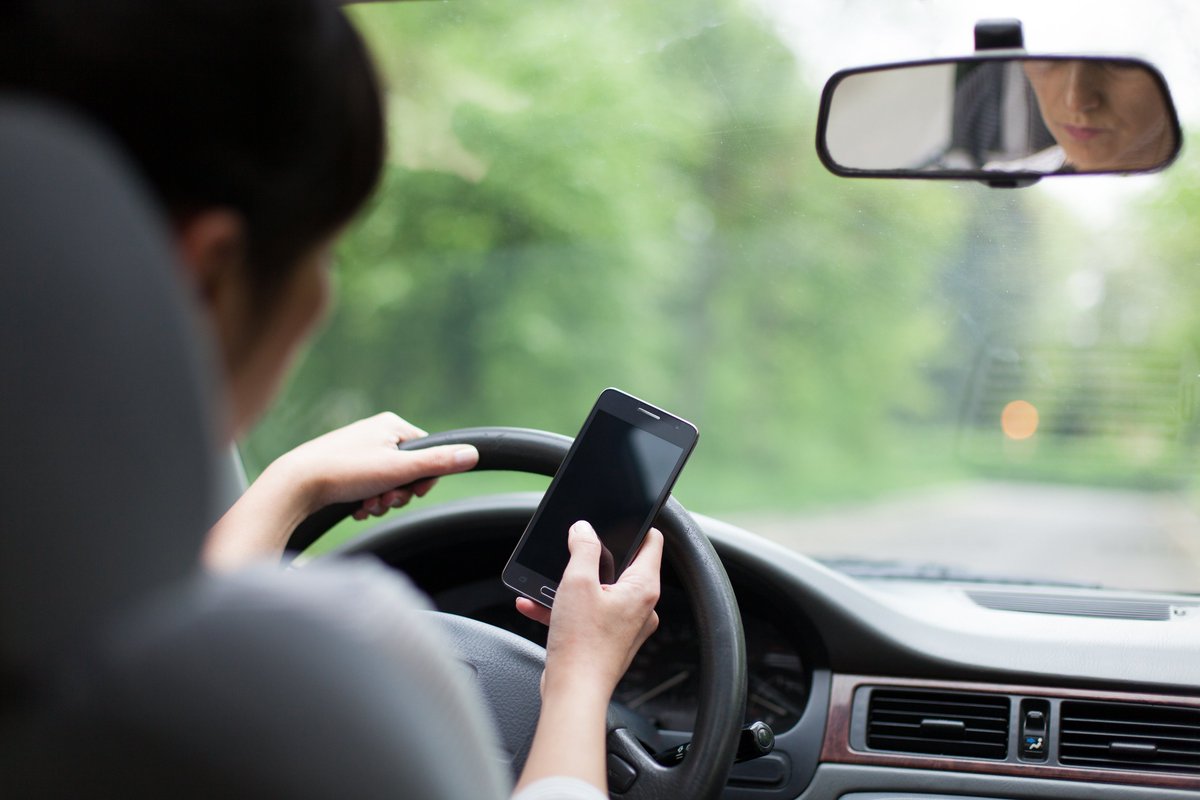 townofoakville's tweet image. It's not only dangerous, but distracted drivers using ANY hand-held device can face fines of $490 &amp;amp; 3 demerit points. Check out local @HRPSOak Cst. @MT9345's account and see how many people end up with #PhoneInOneHandTicketInTheOther.
bddy.me/2FHCncy