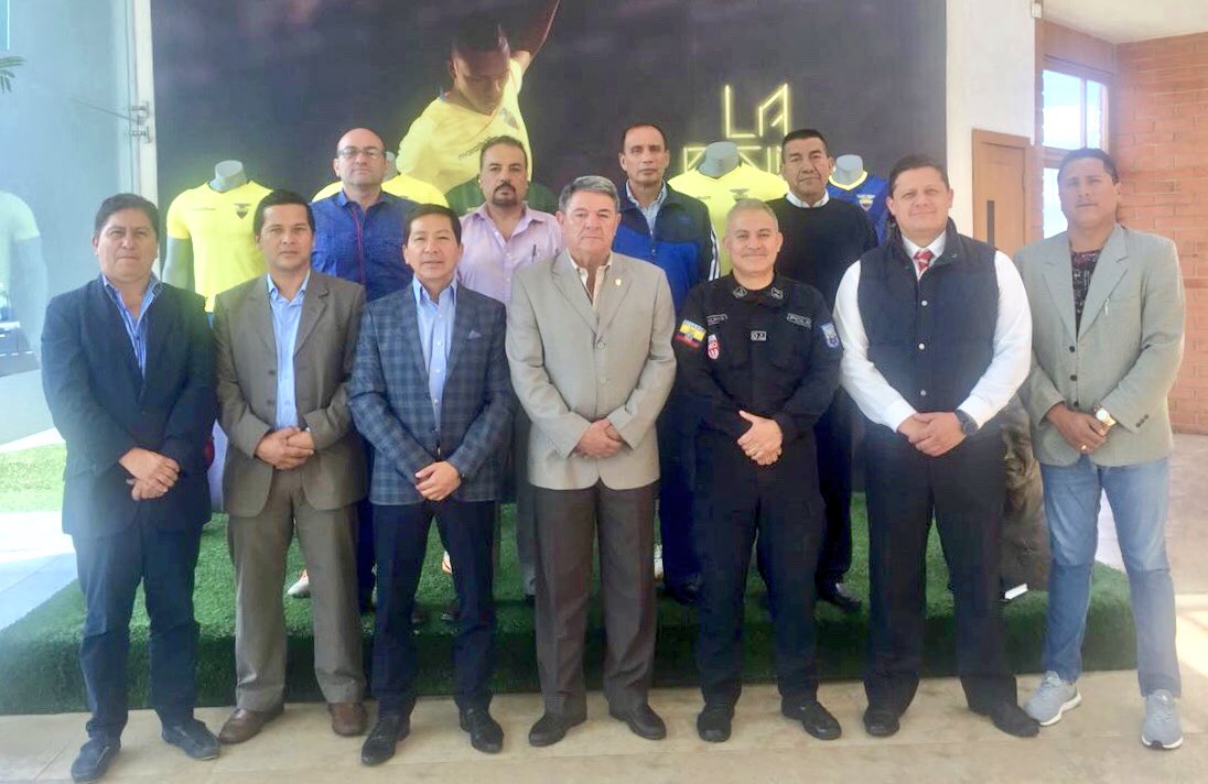 FEFecuador's tweet photo. ¡Porque la seguridad en los estadios es tarea de todos! Más detalles aquí ▶️ https://t.co/XVEK0X1VgX #FEF 🇪🇨⚽️ https://t.co/4loIpBhmgp