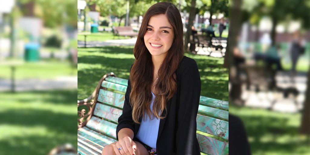 ucatolica's tweet photo. Sufrir bullying en su niñez fue el impulso que le permitió crear una fundación contra el acoso escolar cuando tenía solo 20 años. Conoce a la alumna de @icp_uc, Andrea Henríquez, fundadora de #VolandoEnV. https://t.co/QBeJ0pOkSt #VisiónUC (pág. 20) #MujeresUC https://t.co/8vZfspQEO6