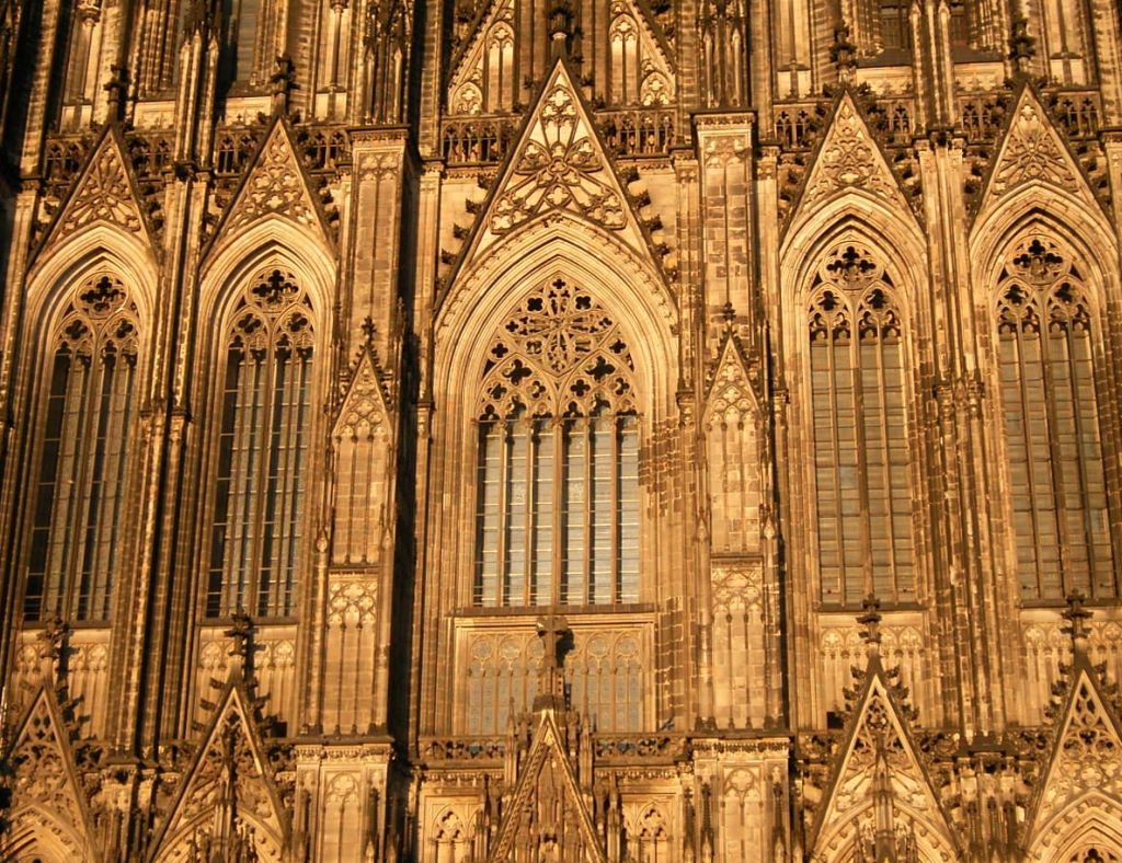 medievalart_kr's tweet image. &lt;동업조합의 혁명이 달성된 이후에 도시는 새로운 성당을 짓기 시작하면서 보다 광범위하게 등장했던 새로운 동맹을 과시하였다.중세건축이 장엄한 이유는 장엄한 사상에서 나왔기 때문이다.그리스 예술과 마찬가지로 중세건축은 도시가 키워낸 우애와 통합의 사상에서 나왔다.