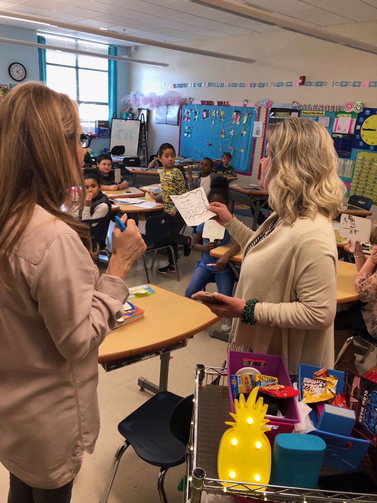 Tabathaajohnson's tweet photo. Highlight of my week Thank you @AmberO68 @MrsUhls @lorilaramore for the staff shout out!!! https://t.co/Wh6BwGiQ33