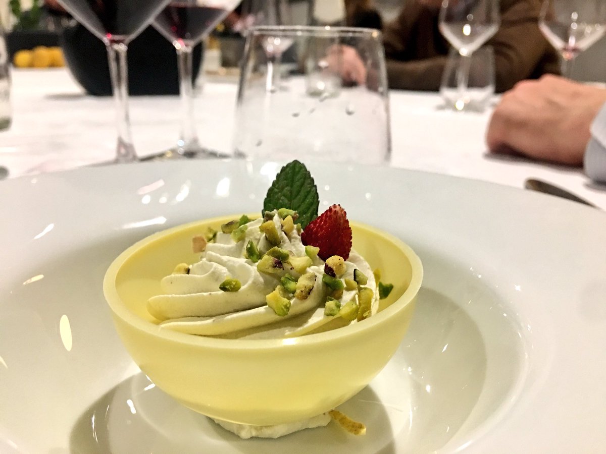 claardizzz's tweet image. Il bello dell’essere amici di ristoratori è che ti invitano per le prime a porte chiuse, degustando cibi e vini fino a tarda sera.
Il brutto è che la tarda sera sono in realtà già le due di notte.
#aiuto #mobasta