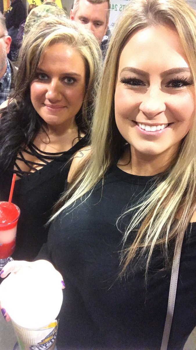 SaraBeTweetin's tweet photo. #WalleyeGameDay #datenight #WEARESINGLE https://t.co/YNku2aydWB