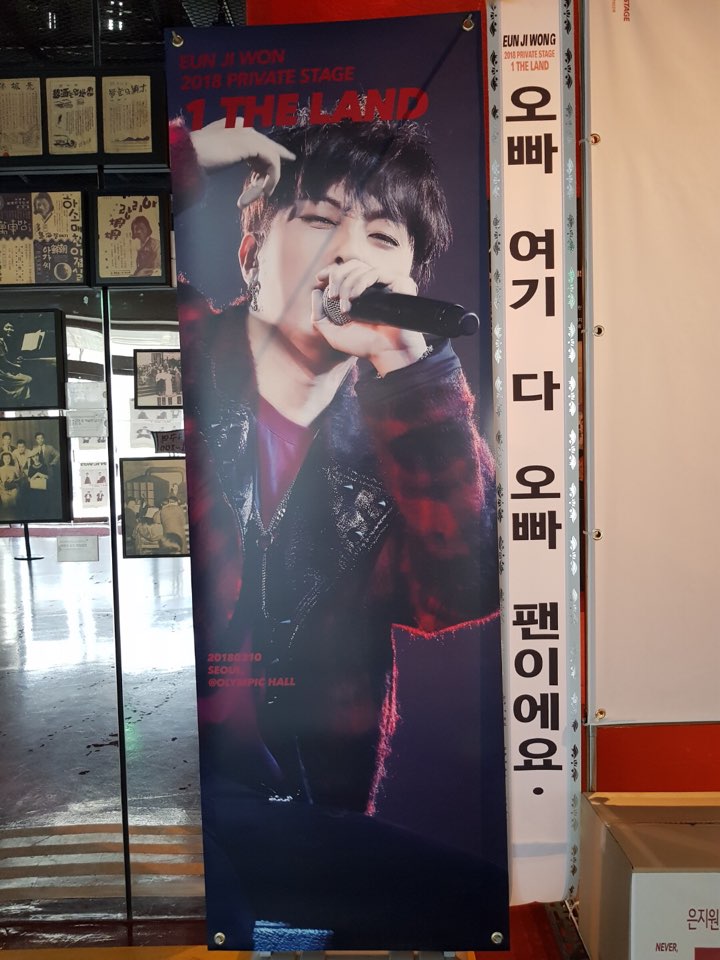 zzi_guild's tweet photo. #은지원팬길드 에서 180310 #은지원 2018 PRIVATE STAGE [1 THE LAND] 현장에 소방장갑 화환 310EA 설치완료 했습니다.
공연장 내부에 설치되어 입장시 볼 수 있다고 합니다.
마음 모아주신 덕분입니다. 감사합니다.
#EUNJIWON https://t.co/VxW9eFV6KO
