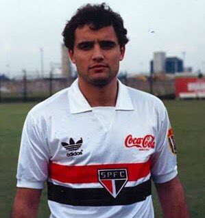 Especulado para treinar o <a href="/SaoPauloFC/">São Paulo FC</a>, Diego Aguirre foi jogador do clube em 1990. Disputou 17 partidas, teve cinco vitórias, oito empates e quatro derrotas. Pablo Forlán, ex-lateral-direito tricolor e pai do atacante Diego Forlán, era o técnico da equipe àquela altura.