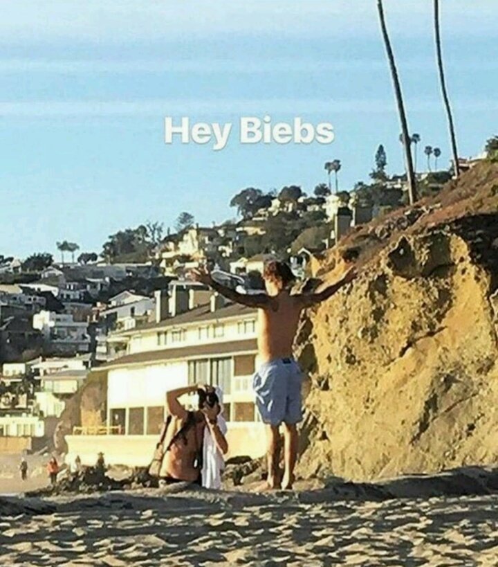 biebernewslc's tweet photo. Yo no pido demasiado en la vida. Solo a un amigo como Rory que se entierre hasta en la arena para tomarme fotos. Ahre jajajaja

Rt si vos también.

@justinbieber #JFCJustinBieber https://t.co/RJeRnBnEJI