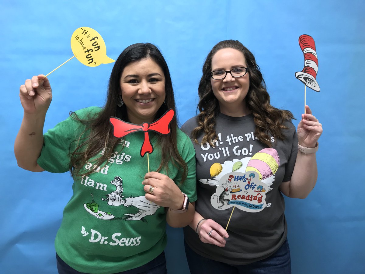 singletontisd's tweet photo. Teachers can have fun at the photo booth too! @douglastylerisd #readathon https://t.co/VmKWQggr9s