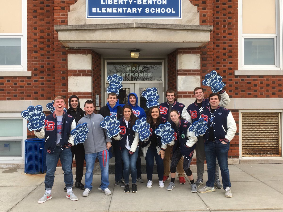 BrendaF87's tweet photo. @LibertyBentonHS senior wrestlers and basketball players welcomed LB Elementary students to school during High 5 Friday! Have a great day! #WeAreLB #ItWasReallyCold https://t.co/TfGInItpqj