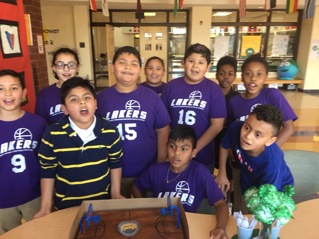 ojiverde141's tweet photo. #LAKERS #CELEBRATION👏🏻🙌🏻🏀🎂🍦🍪🍕🏀👦🏻👦🏻👸🏻👸🏻 #5THGRADE #BASKETBALLTEAM #CONGRATS🎉🎊 #thursdayMarch82018🏀🏀🏀🏀 https://t.co/oCmbQDtopW