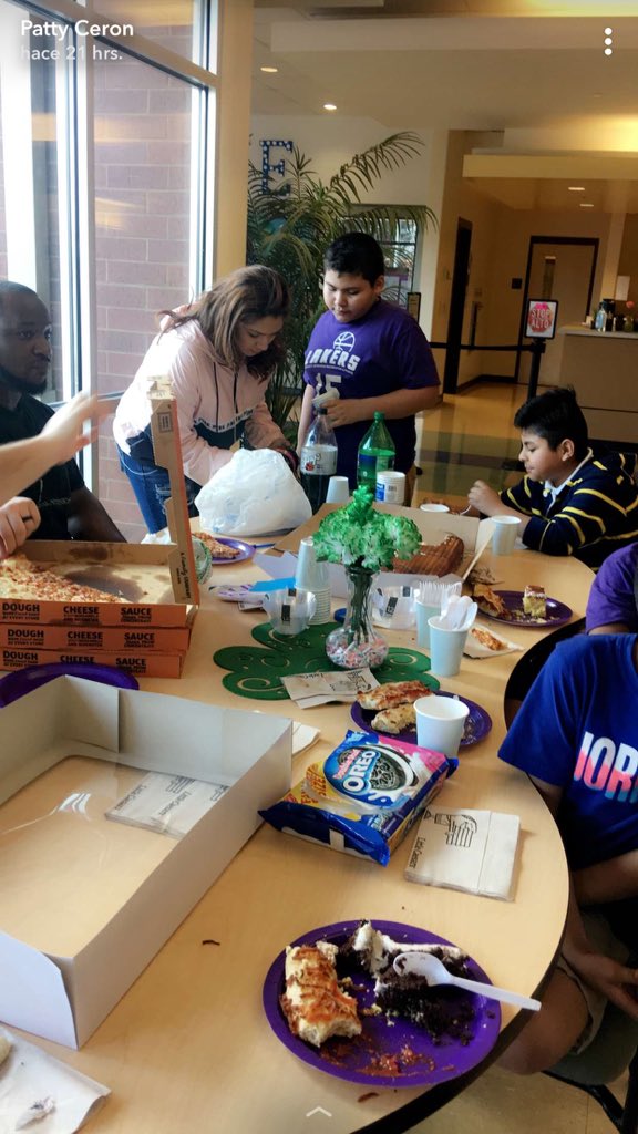 ojiverde141's tweet photo. #LAKERS #CELEBRATION👏🏻🙌🏻🏀🎂🍦🍪🍕🏀👦🏻👦🏻👸🏻👸🏻 #5THGRADE #BASKETBALLTEAM #CONGRATS🎉🎊 #thursdayMarch82018🏀🏀🏀🏀 https://t.co/oCmbQDtopW