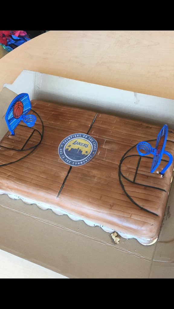 ojiverde141's tweet photo. #LAKERS #CELEBRATION👏🏻🙌🏻🏀🎂🍦🍪🍕🏀👦🏻👦🏻👸🏻👸🏻 #5THGRADE #BASKETBALLTEAM #CONGRATS🎉🎊 #thursdayMarch82018🏀🏀🏀🏀 https://t.co/oCmbQDtopW