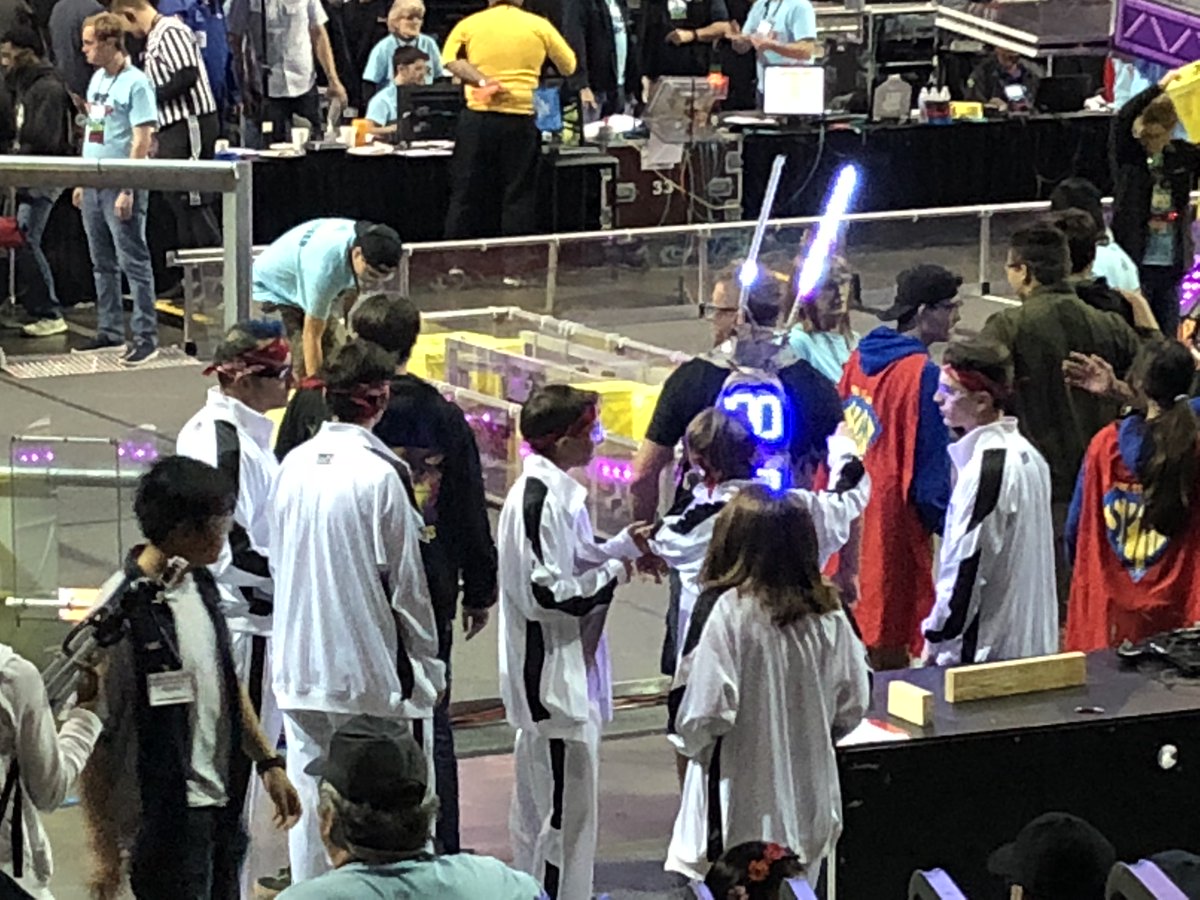 SeacrestSchool's tweet photo. LOVE to see our RoboRays grinding gears with the best of them at @FRCTeams #Orlando! Won the 3rd round! #omgrobots #robotics #highschoolrobotics @FIRSTweets @FIRSTinFlorida #StingrayPride #SeacrestFeverTo500 https://t.co/HMoXXB1XGz