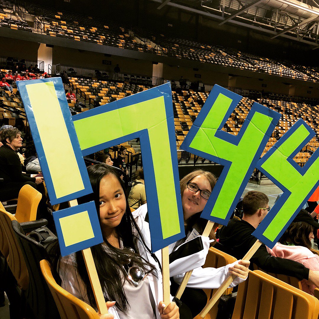 SeacrestSchool's tweet photo. LOVE to see our RoboRays grinding gears with the best of them at @FRCTeams #Orlando! Won the 3rd round! #omgrobots #robotics #highschoolrobotics @FIRSTweets @FIRSTinFlorida #StingrayPride #SeacrestFeverTo500 https://t.co/HMoXXB1XGz