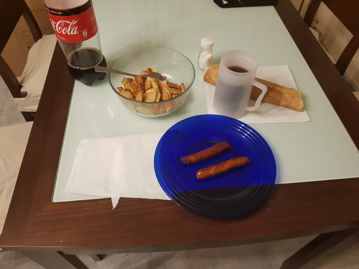 Cena romántica para 1 persona 🌚

Si , esa persona soy yo, el amor de mi vida