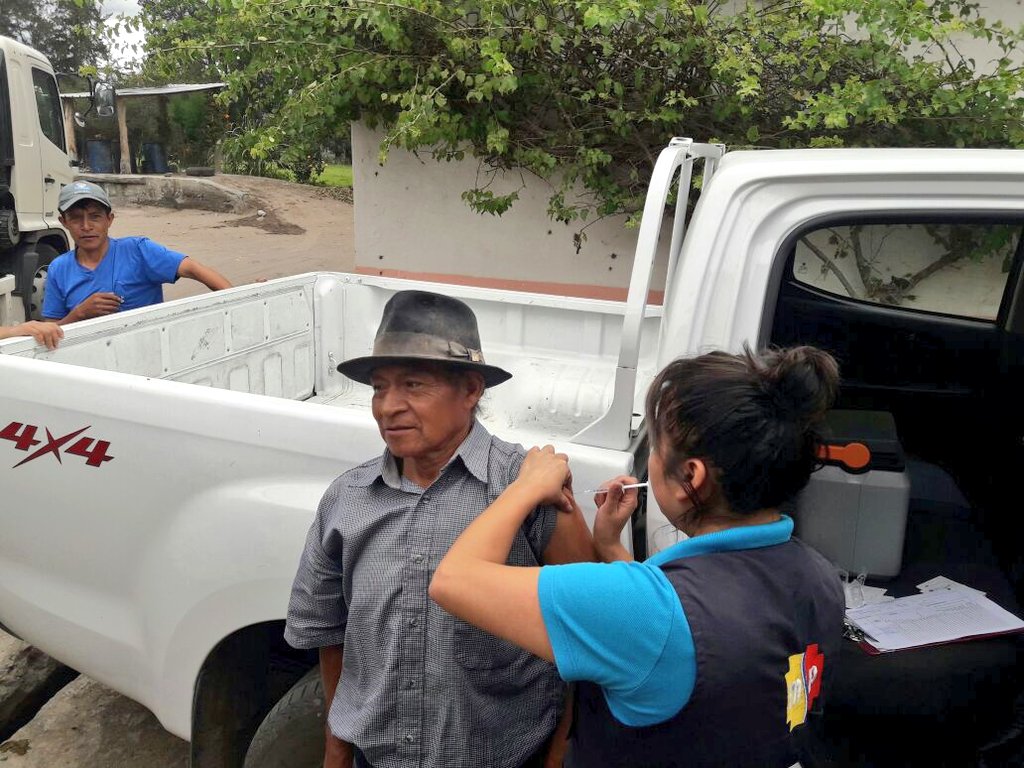 SaludImbabura's tweet photo. #Ibarra| #Distrito10D01 continúa con la campaña de vacunación contra la influenza estacional. El Centro de Salud de Salinas inmuniza a adultos mayores https://t.co/e5x7W504ny