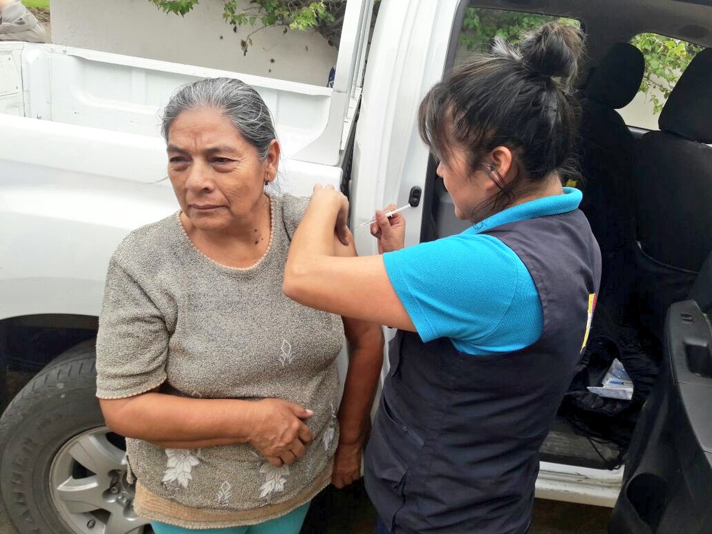 SaludImbabura's tweet photo. #Ibarra| #Distrito10D01 continúa con la campaña de vacunación contra la influenza estacional. El Centro de Salud de Salinas inmuniza a adultos mayores https://t.co/e5x7W504ny
