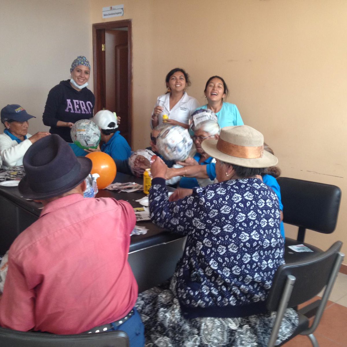SaludImbabura's tweet photo. #Ibarra| haciendo terapia ocupacional el personal del Centro de Salud de Urcuquí trabaja con el Club de Adultos Mayores #Distrito10D01 https://t.co/6mD9Rg1Hmh