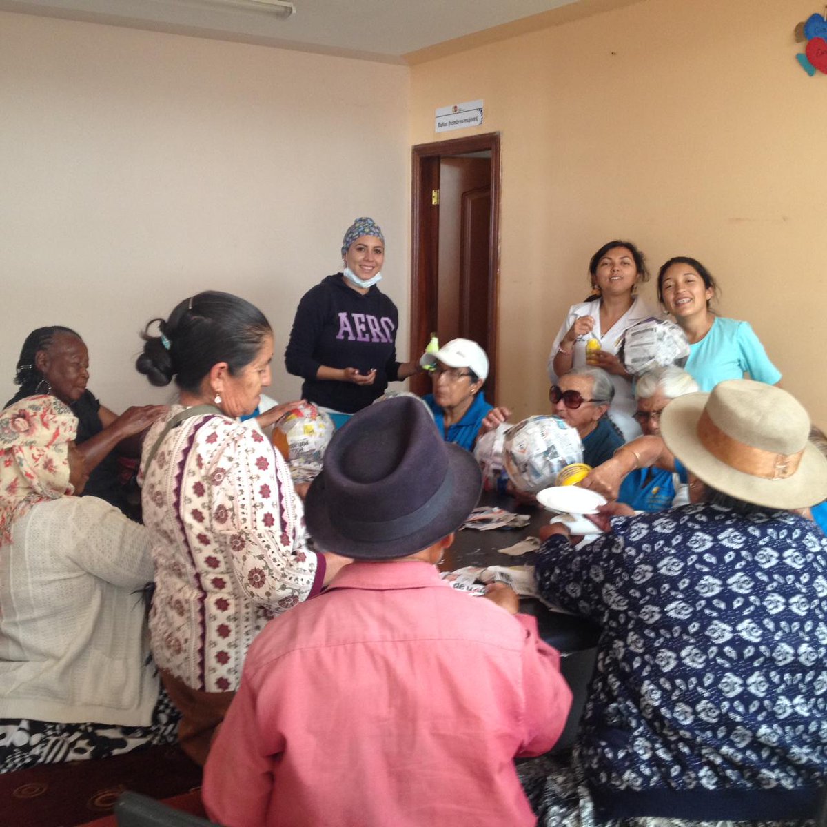SaludImbabura's tweet photo. #Ibarra| haciendo terapia ocupacional el personal del Centro de Salud de Urcuquí trabaja con el Club de Adultos Mayores #Distrito10D01 https://t.co/6mD9Rg1Hmh