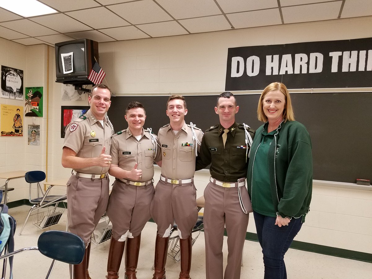 GastonTeach's tweet image. HHS has surely turned out a whole lot of great kids over the years! Just look at these outstanding young men! #HHSgrads #alwaysahornet