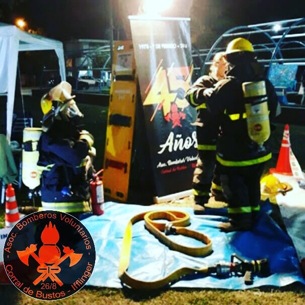 Bomberos_CdB's tweet photo. El día jueves #8M Nuestras Bomberos Voluntarias participaron de la feria por el #DiaInternacionalDeLasMujeres mostrando nuestros elementos y herramientas y haciendo demostraciones con las mismas!! 🚒 @bomberosRA @BvCordoba @FiremaniaBras https://t.co/gNkeRNTJQf