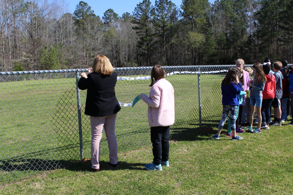 chevronhiggins's tweet photo. Ogletree students link together their kindness chains to demonstrate how many acts of kindness their classes had for 3rd 9 weeks.  #OESAllstars   #celebrateauburn https://t.co/CseNvIA1bg