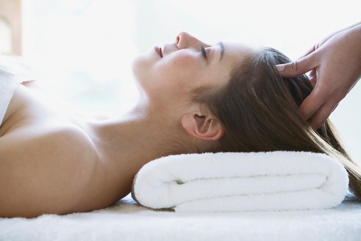 CHLI360Health's tweet photo. Don't forget to spring forward for #DaylightSavings this Sunday! If you need help bouncing back from that lost hour of sleep, we highly recommend trying the relaxing #DreamKit Sleep Ritual treatment at The Spa. #spaday #sleepwell https://t.co/NqtfMG0ERz