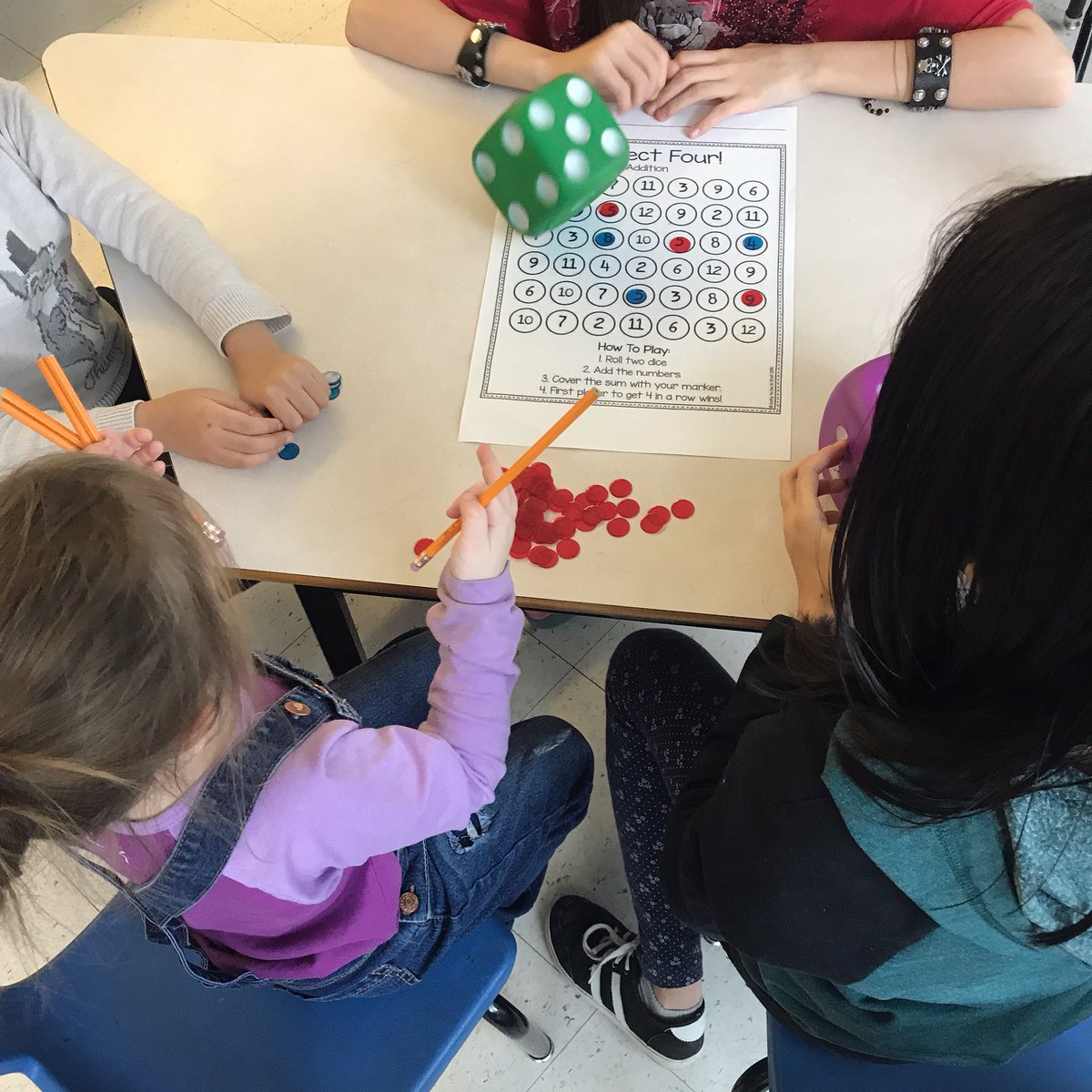 MsAmber_teacher's tweet photo. Enjoying fun activities with our Grade 7 reading buddies before March Break! @FeatherstonPS @teachconley #kindergarten #r7a https://t.co/OSFWfFa0kC