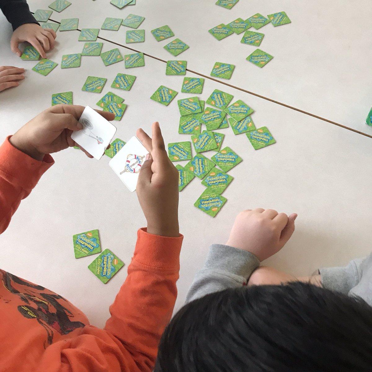 MsAmber_teacher's tweet photo. Enjoying fun activities with our Grade 7 reading buddies before March Break! @FeatherstonPS @teachconley #kindergarten #r7a https://t.co/OSFWfFa0kC