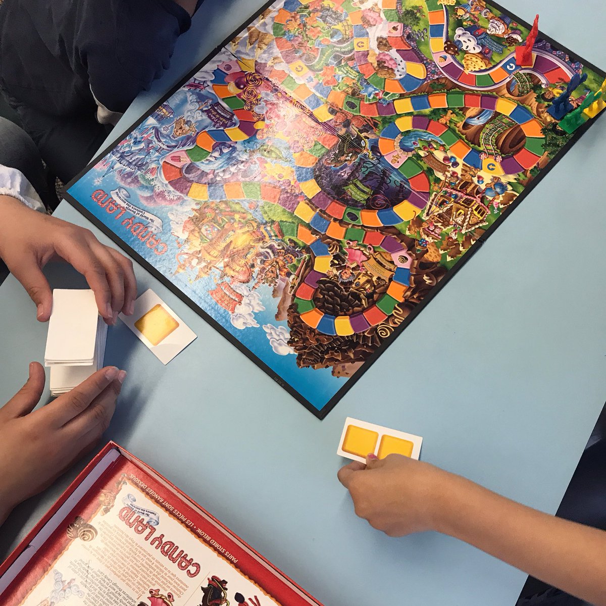 MsAmber_teacher's tweet photo. Enjoying fun activities with our Grade 7 reading buddies before March Break! @FeatherstonPS @teachconley #kindergarten #r7a https://t.co/OSFWfFa0kC