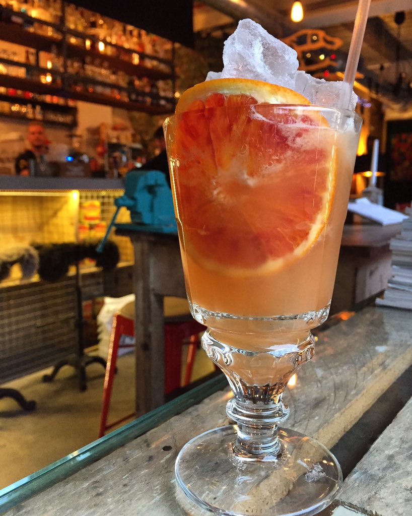 Well isn't this a PLT..
It's blood orange season 👏👏👏
So that means we have to put this vivid fleshed citrus fruit to good use. Get your daily vitamin C here folks!