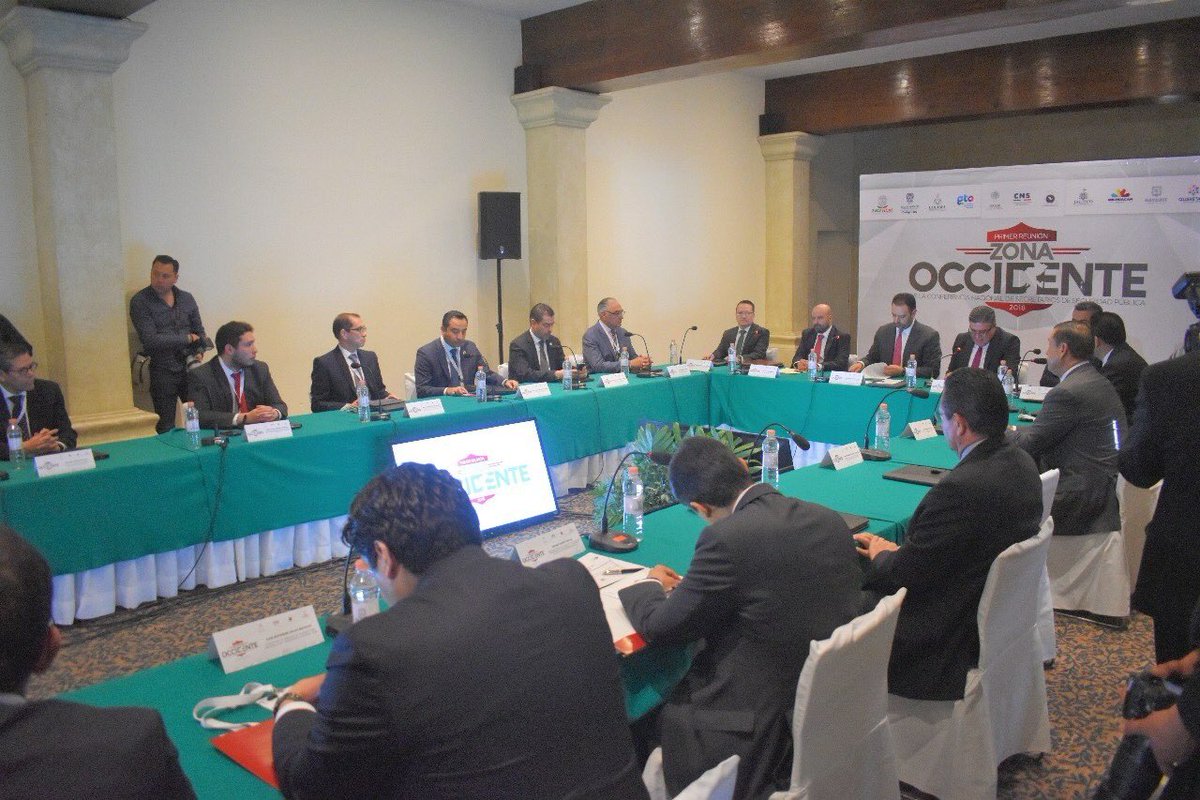 FcoMurilloR's tweet photo. Atendiendo a la invitación, el día de hoy asistí a la primera Reunión de la Zona Occidente de la Conferencia Nacional de Secretarios de Seguridad Pública 2018. #FiscalíaZac https://t.co/fCYMjKBH5z