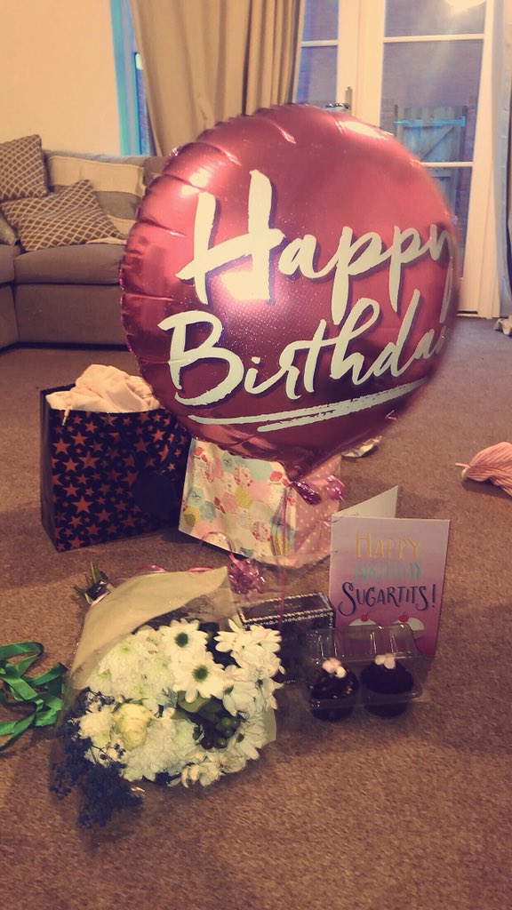 Nurse_Tash_'s tweet photo. Offered a seat on the packed commute home this eve, a big thanks to all my uni friends for surprising me in my A&P lecture with these lovely birthday gifts2️⃣4️⃣🎈🎁🎉🍰 #PT71 #birthdayseat https://t.co/8RLeWWLFs3